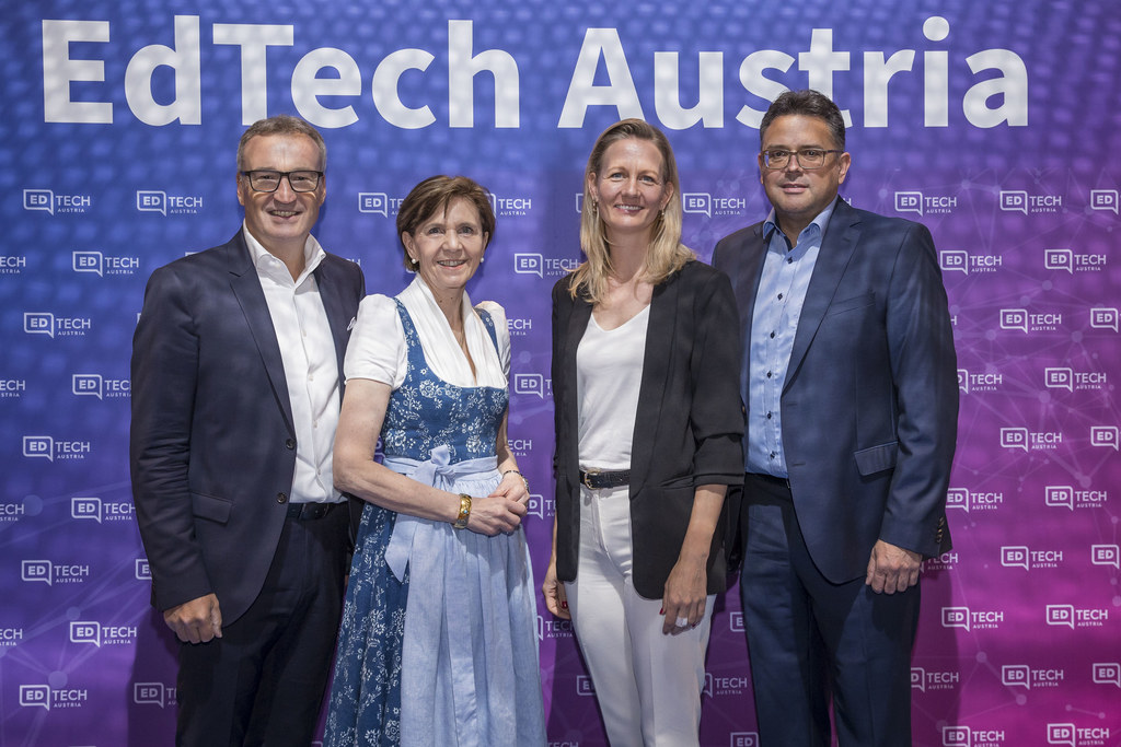 LTP Brigitta Pallauf eröffnete den EdTech Austria Summit in Salzburg. Im Bild mit WKS-Vizepräsident Manfred Rosenstatter, WKO-Vizepräsidentin Carmen Goby (2. v.r.) und Innovation Salzburg-GF Walter Haas (r.).